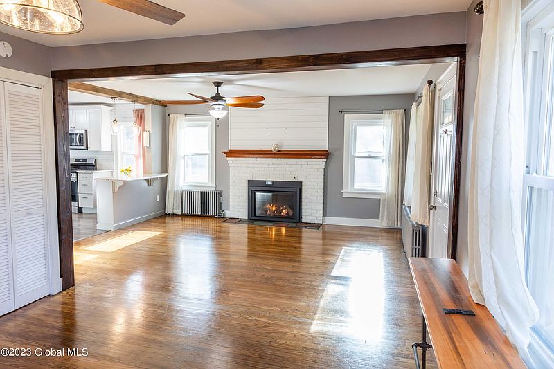 4th image of 2484 Brookview Road