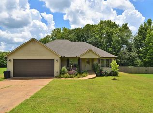 50 Fieldcrest Cv, Henderson, TN 38340