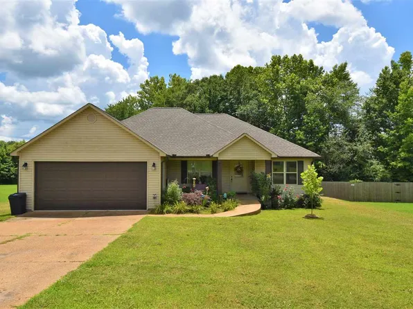 50 Fieldcrest Cv, Henderson, TN 38340