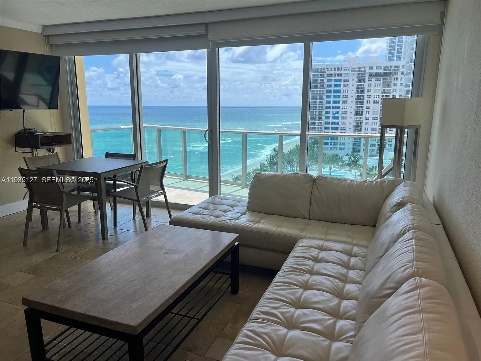 Wave Condo — Photo 2