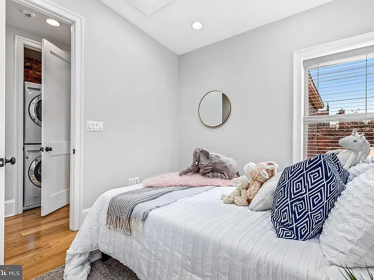 623 E St SE — Photo 31