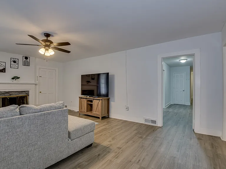 714 Hickman Rd — Photo 4