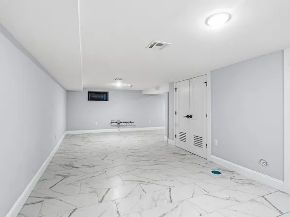 865 Summit Avenue image 27 of 38