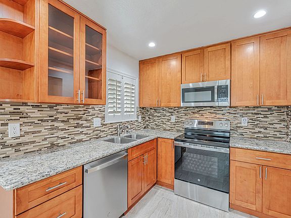 3rd image of 4403 Manzanita Dr