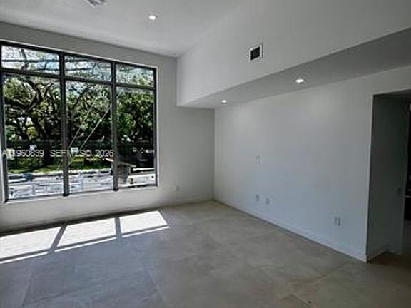5th image of 3204 Plaza St #0