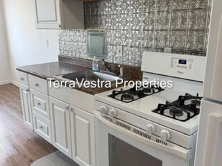 1003 Barclay Towers — Photo 4