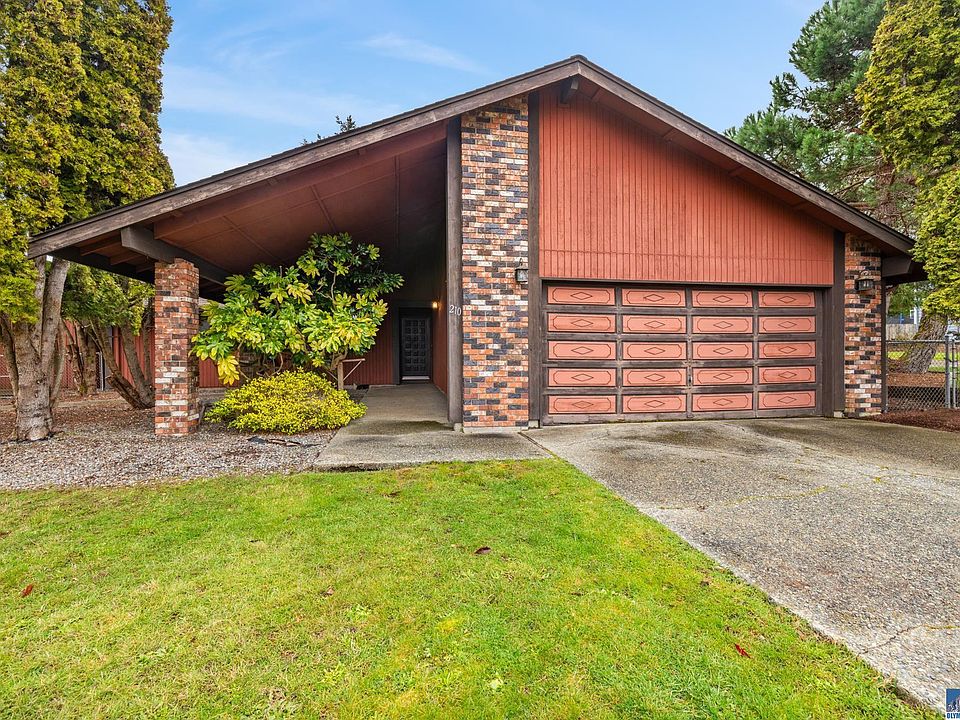 1st image of 210 E Hawthorne Pl