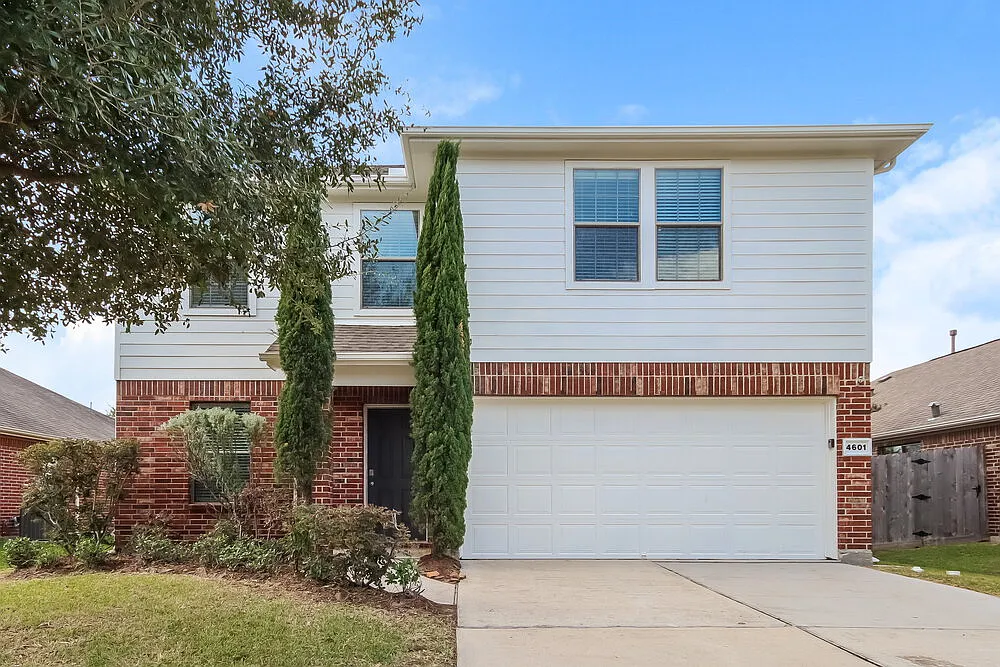 4 bed, 2.5 bath, 2436 sqft, $2,095 — Photo 1