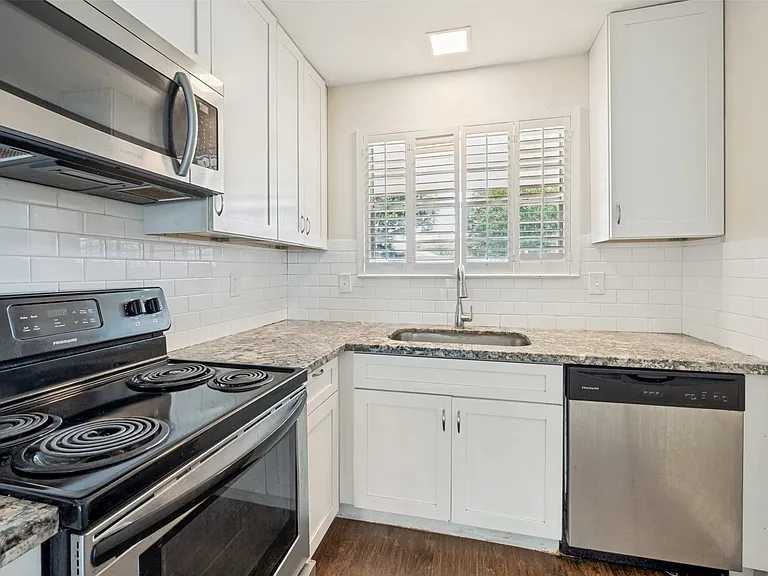 3611 Stables Ln — Photo 11