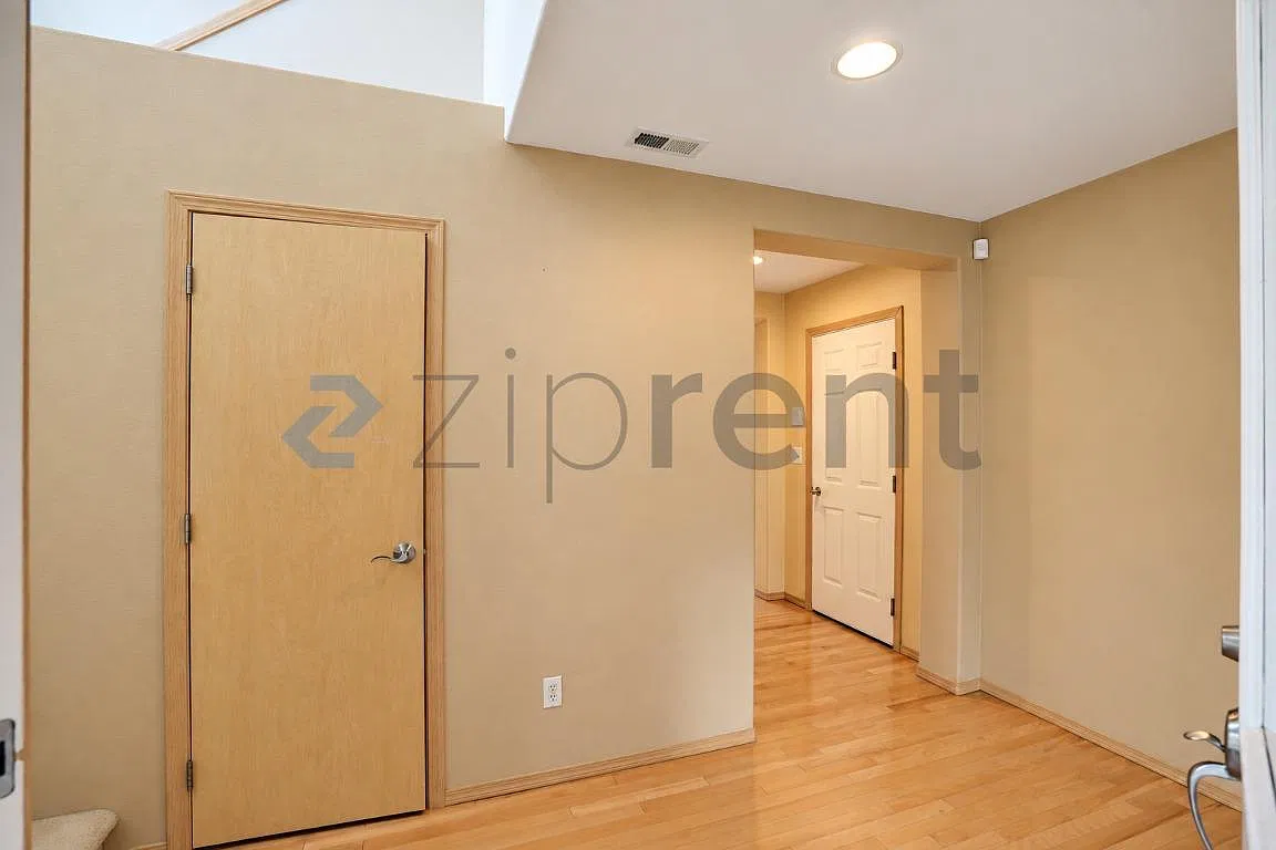 3 bed, 2.5 bath, 2243 sqft, $3,695 — Photo 3