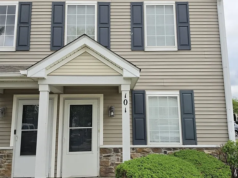 101 Silverstone Dr #101 — Photo 1