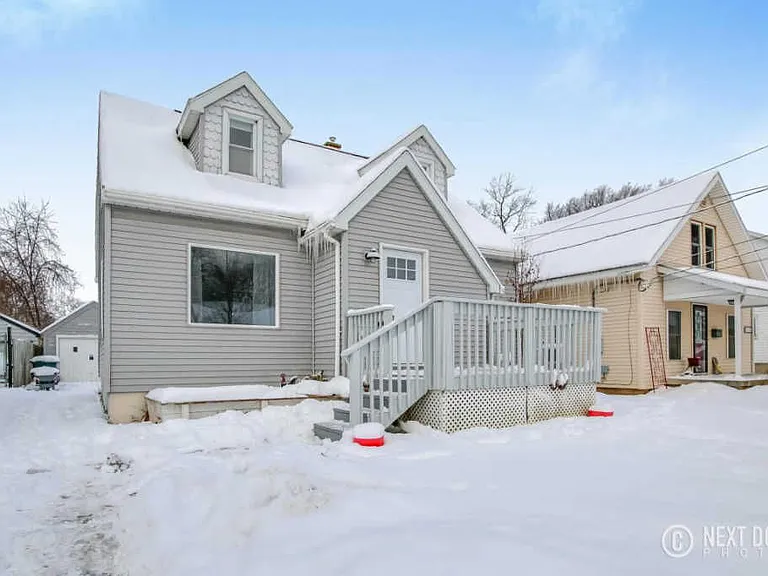 1319 Diamond Ave NE — Photo 1