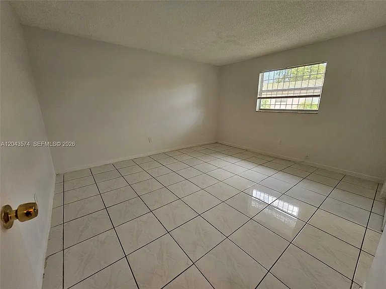 4621 SW 33rd Ave #4 — Photo 6