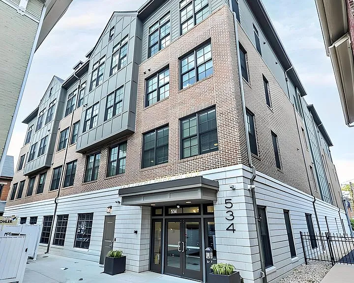 Beautiful luxury apartments available close to downtown! — Photo 32