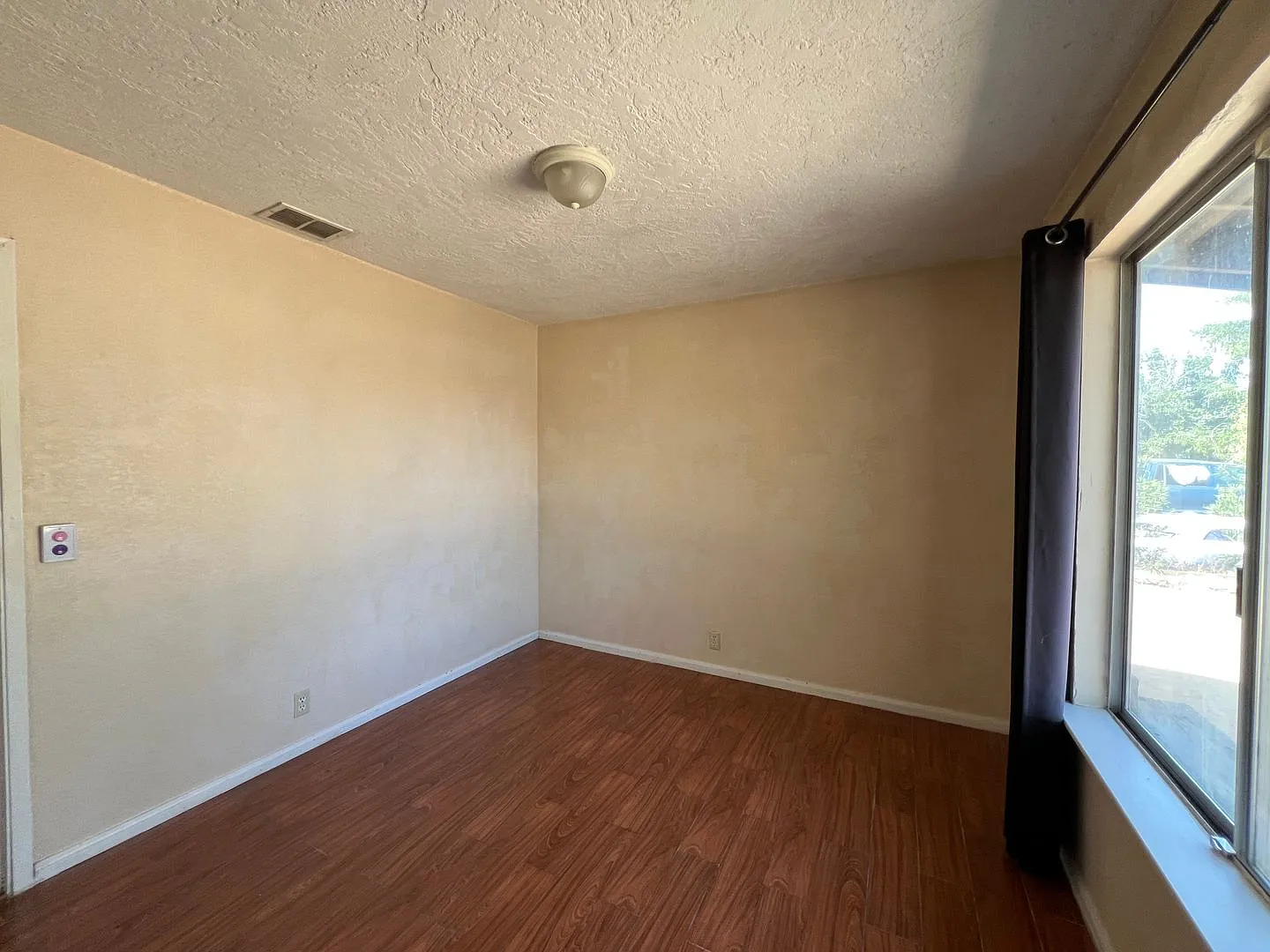 Spacious 5-Bedroom Home with Large Backyard in Apple Valley — Photo 3
