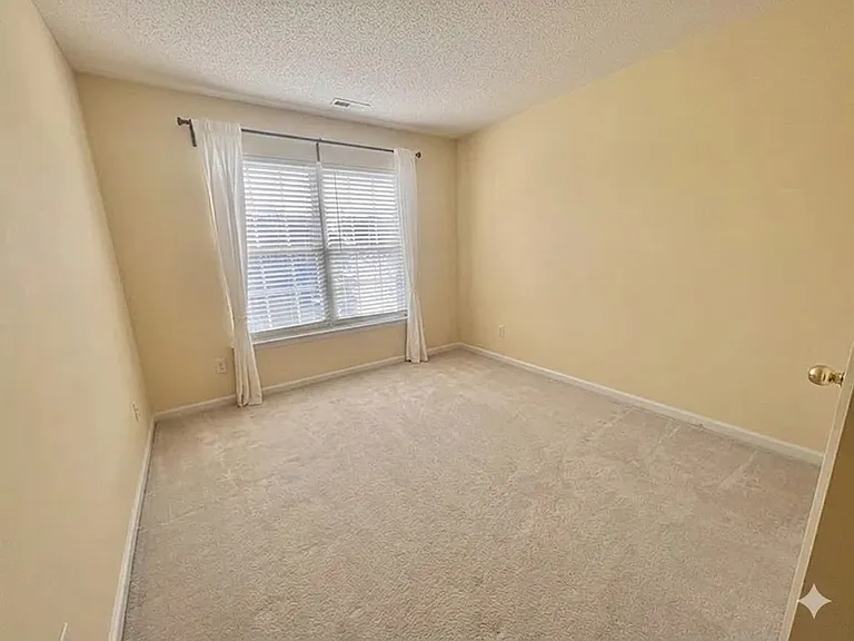 302 Mannington Dr — Photo 24