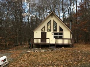 1047 Country Place Dr, Tobyhanna, PA 18466