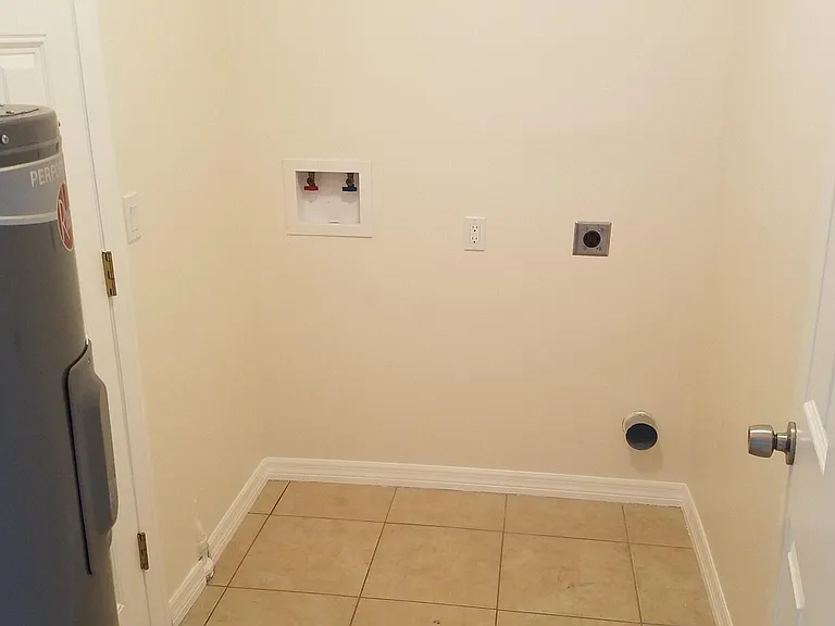 7708 Prato Ave — Photo 8