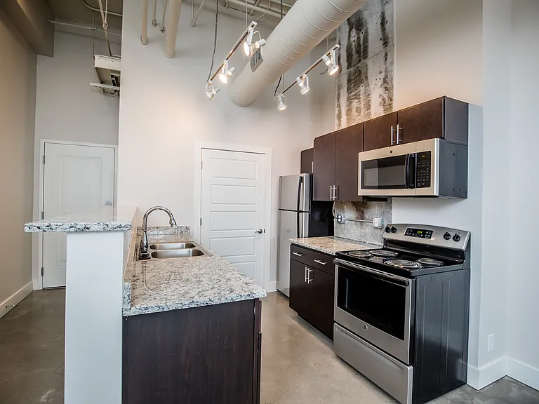 Park Plaza Apartments — Photo 7