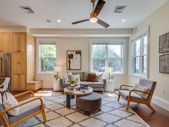 2nd image of 10 Boylston Pl #10