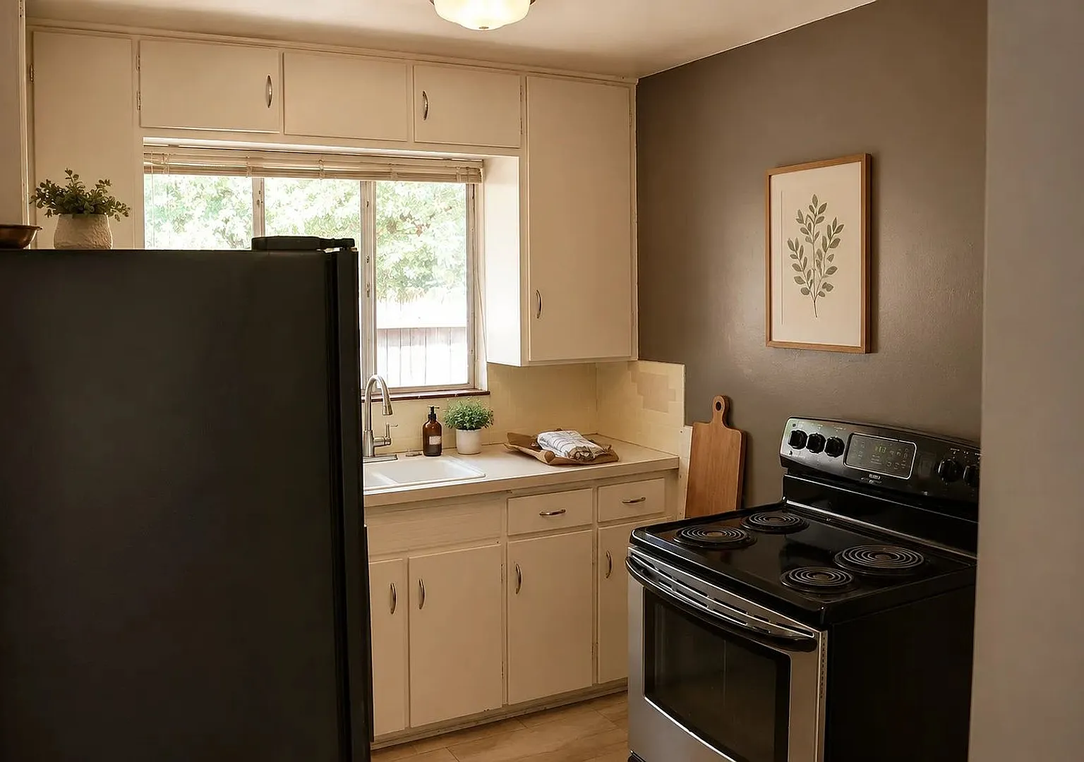 Cozy 1-Bedroom Near DU with Private Yard & Parking — Photo 1