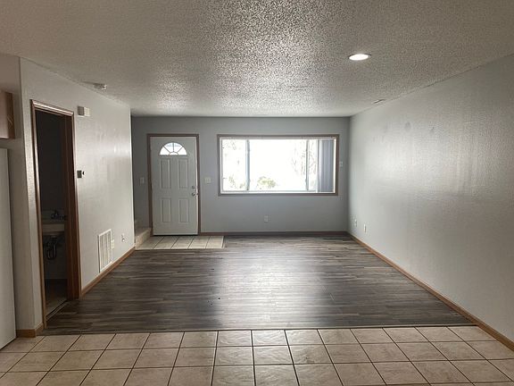 4th image of 548 10th Ave SE