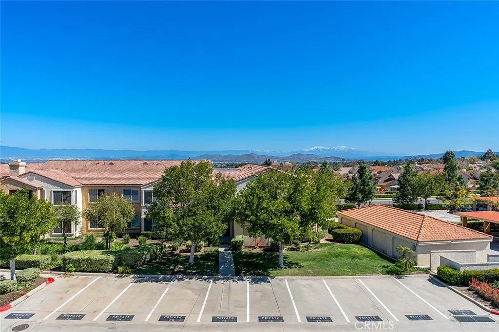 2 bed, 995 sqft, $2,595 — Photo 2