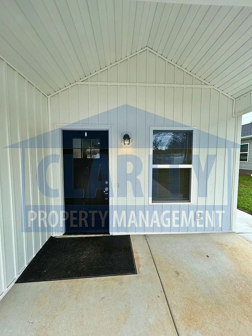 Single level, three bedroom home! — Photo 2