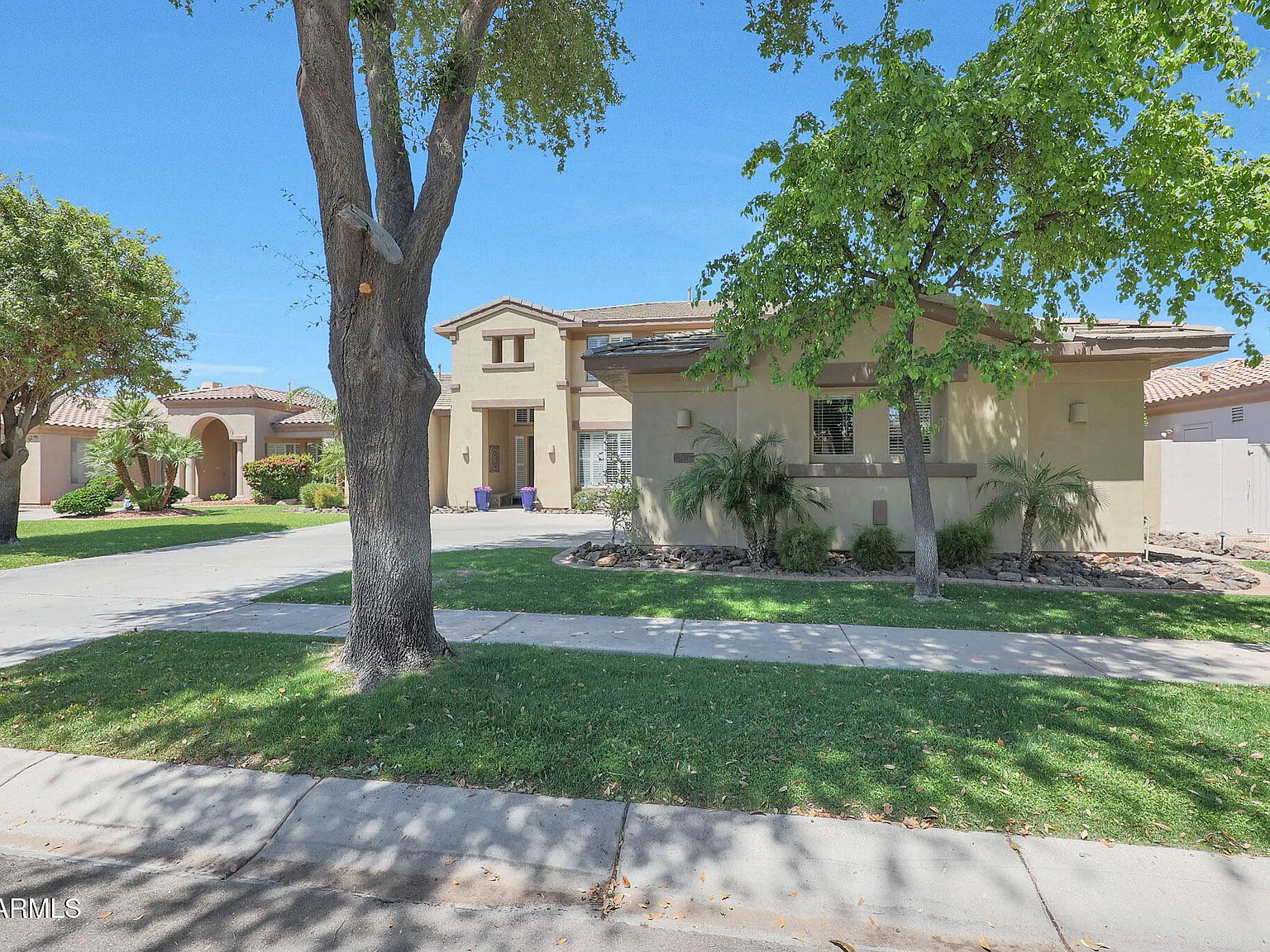 4 bed, 2.5 bath, 3234 sqft, $4,500 — Photo 2