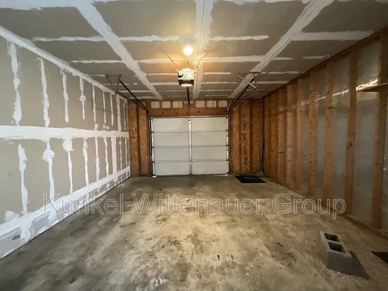 932 Evan Dr — Photo 3