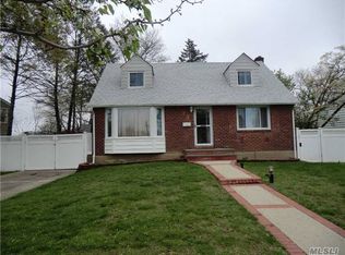 23 Gardenia Ln, Hicksville, NY 11801