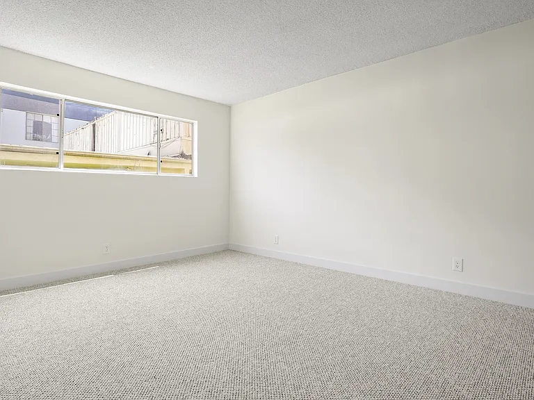 221 S Reeves Dr — Photo 11