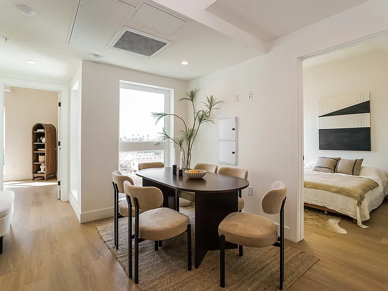 611 N Virgil — Photo 32