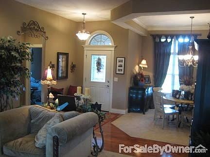 Entrance
						:
						open floor plan