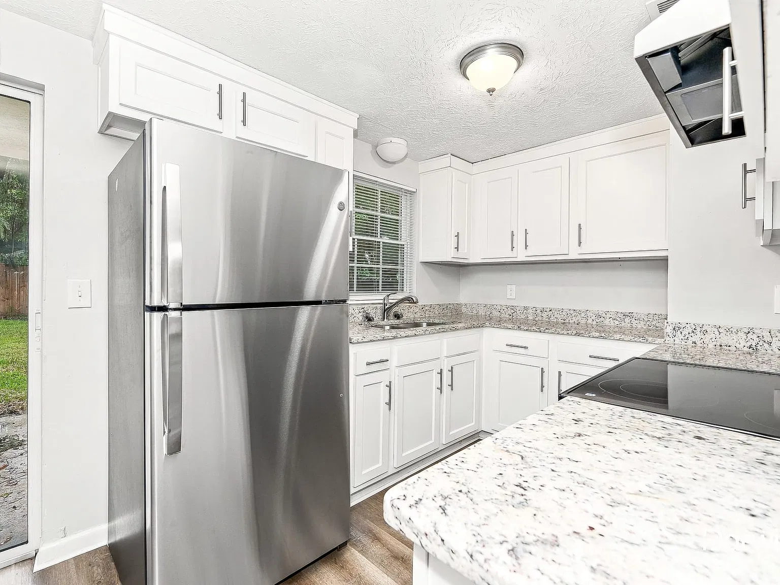 3 bed, 1.5 bath, 954 sqft, $1,640 — Photo 3