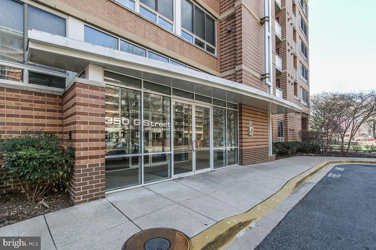 1 bed, 1.0 bath, 670 sqft, $2,400 — Photo 1