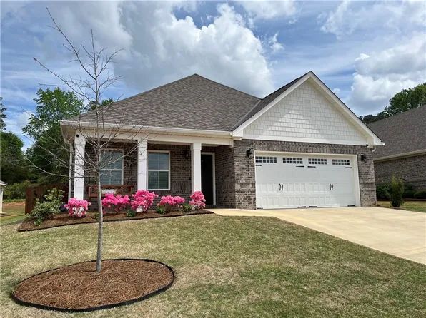1835 Hidden Lakes Dr, Opelika, AL 36801