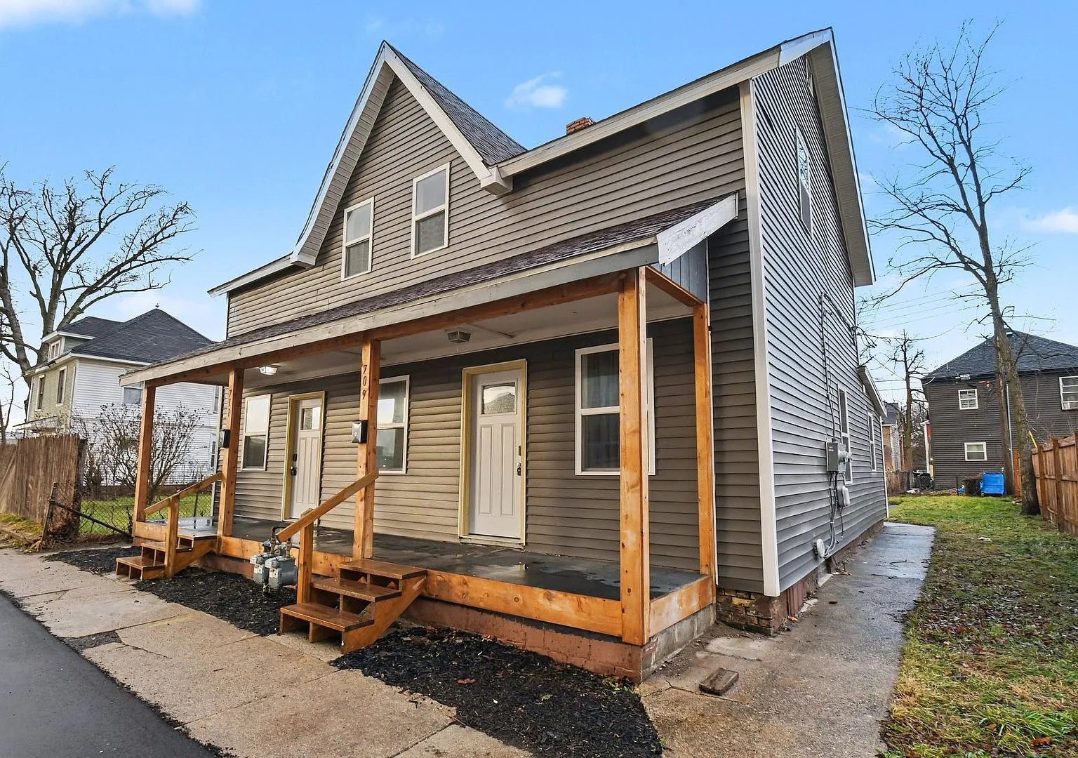 Move-In Ready! Stylishly Remodeled 3BR Fully Furnished Duplex in South Bend — Photo 2