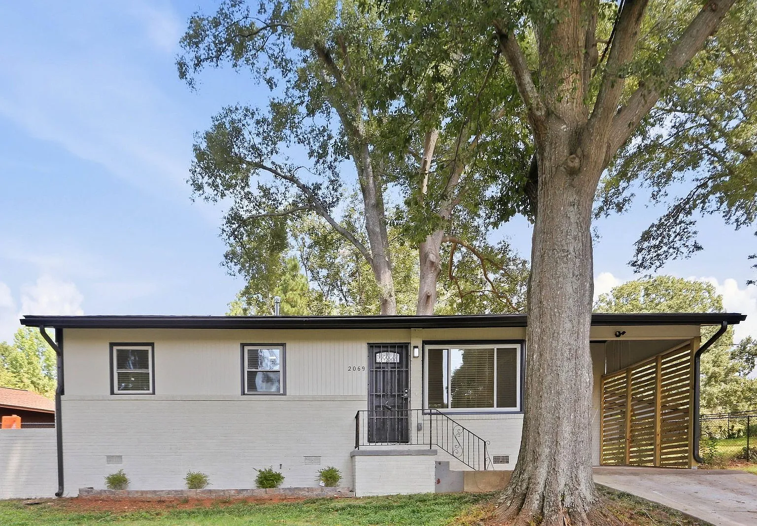 3 bed, 2.0 bath, 1400 sqft, $2,500 — Photo 2