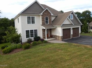 216 Pennbrook Ln, Dallas, PA 18612