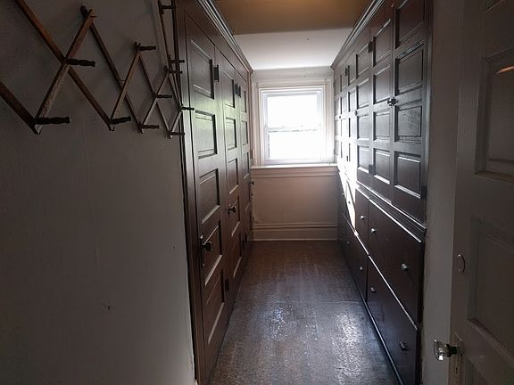 walk in butlers closet!