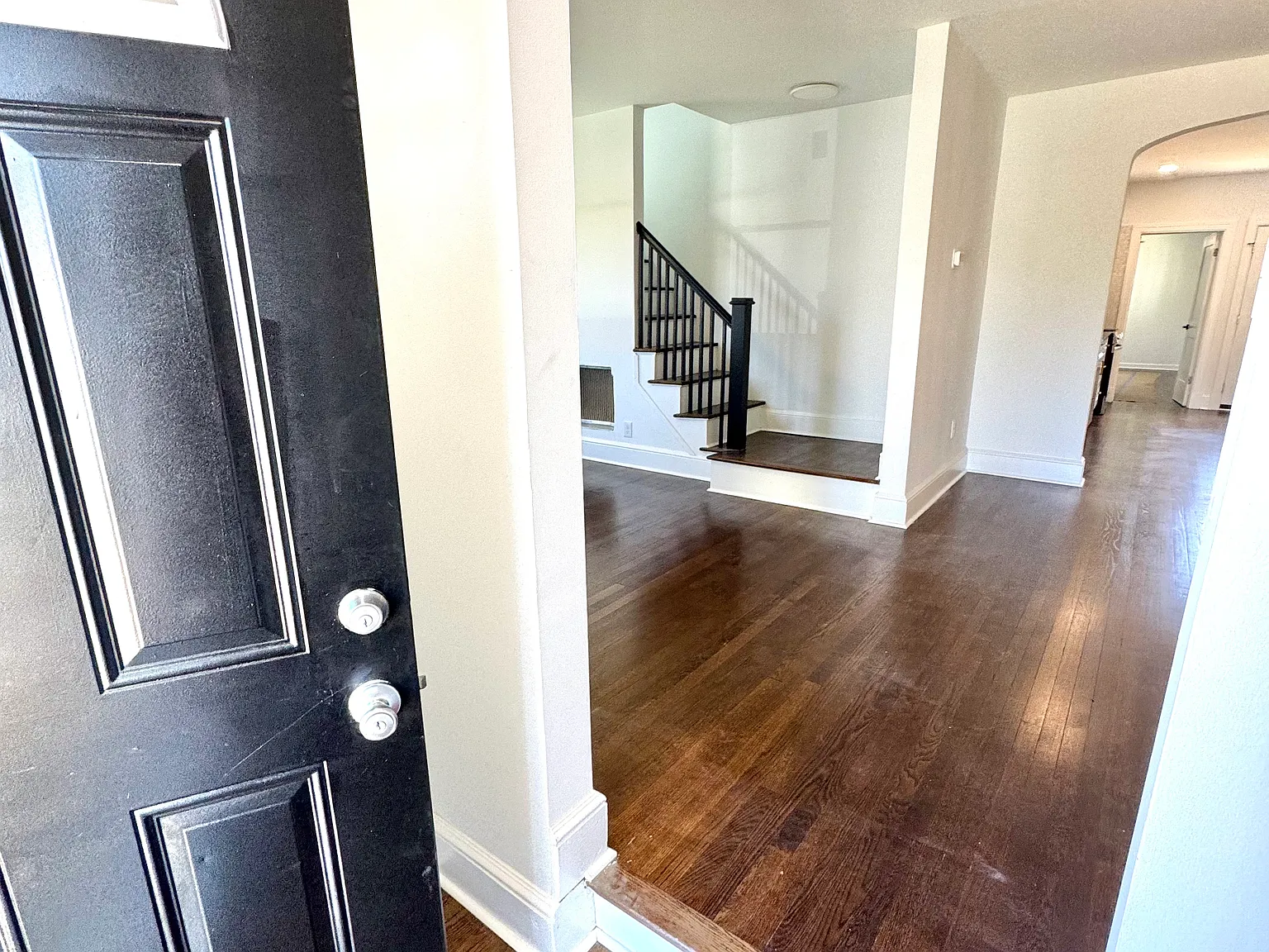 4 bed, 1976 sqft, $2,575 — Photo 2