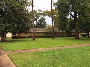 214 Oyster Creek Dr, Lake Jackson, TX 77566