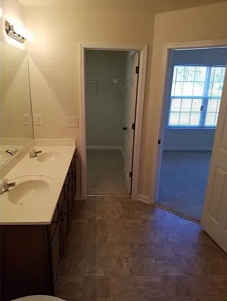 4 bed, 3.5 bath, 1796 sqft, $2,305 — Photo 2