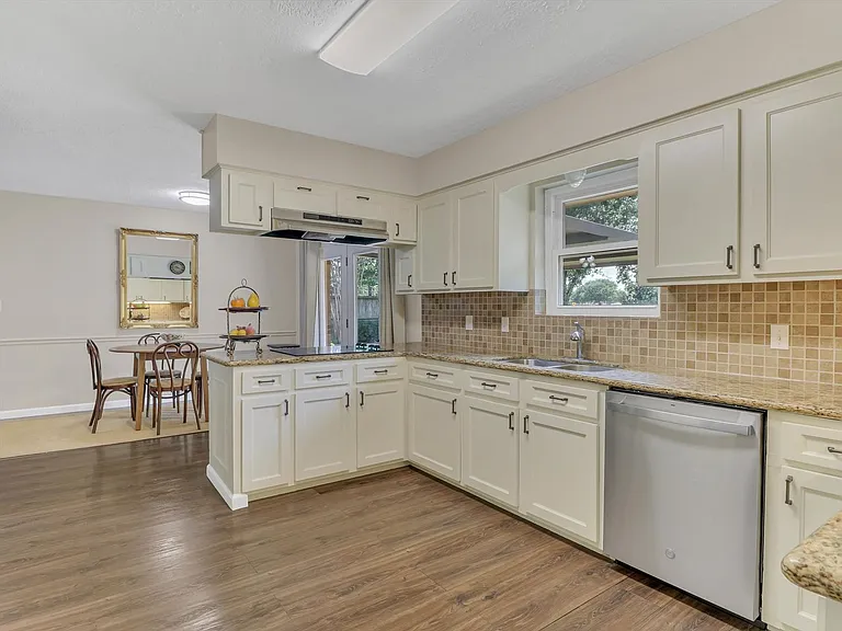 805 Bluebonnet Ln — Photo 27