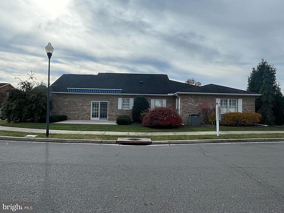 4th image of 667 Trafalgar Dr