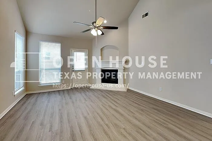 4 bed, 2.5 bath, 2320 sqft, $2,500 — Photo 4