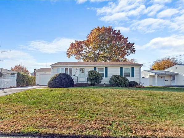 49 Ridge Dr, East Providence, RI 02914