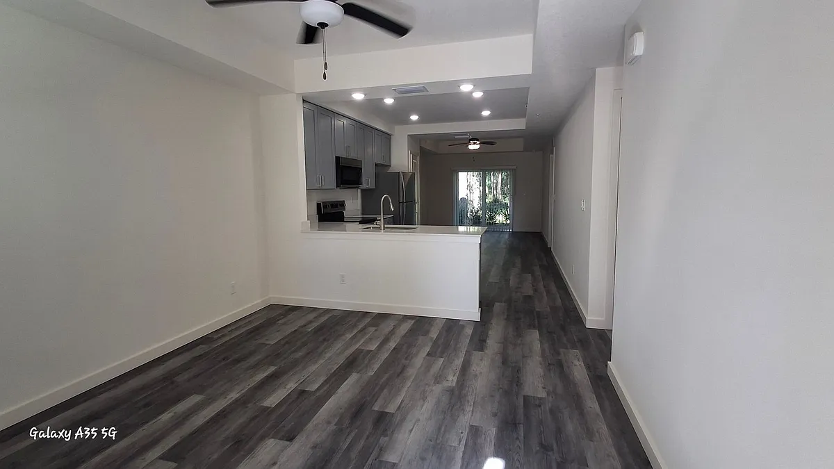 Building Photo - 3170 Oleander Ave