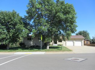 643 6th Ave SW, Dickinson, ND 58601